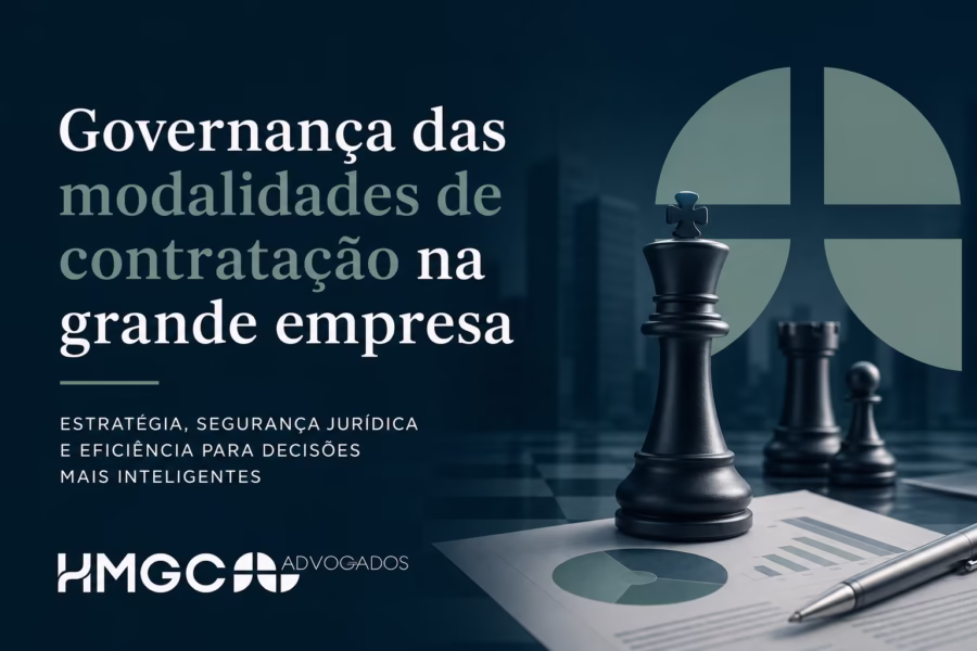 Profissional consultando documentação sobre governança de modalidades de contratação em grandes empresas, rodeada por pastas de contrato e checklist de compliance trabalhista