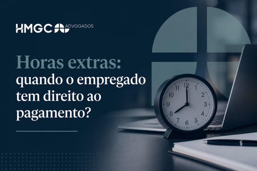 Imagem de capa ilustrando o tema de horas extras trabalhistas, com design limpo e moderno em tons de azul-petróleo e verde-acinzentado.