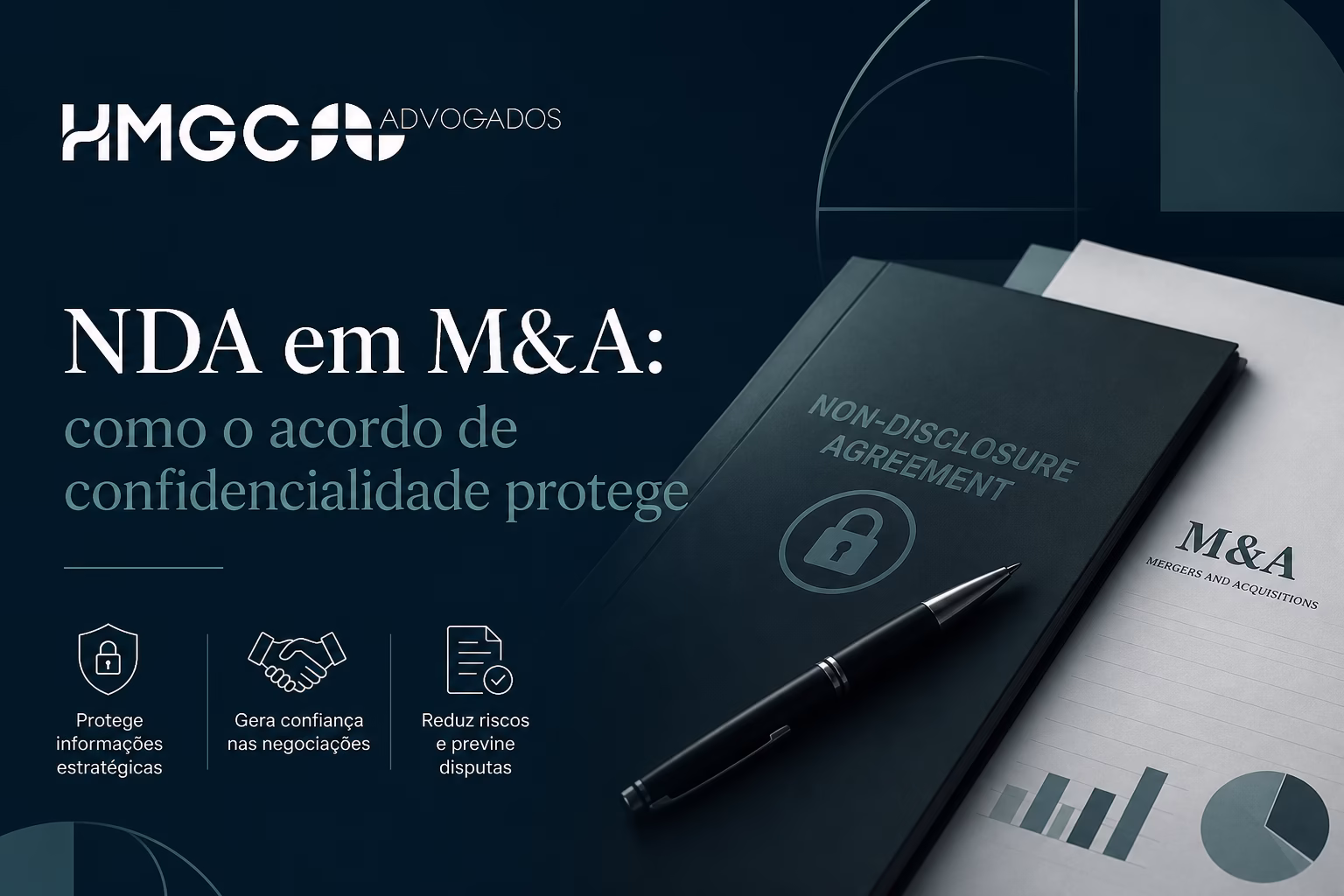 Executivo analisando cláusulas de acordo de confidencialidade em operação de M&A com documentos e contrato de sigilo sobre a mesa