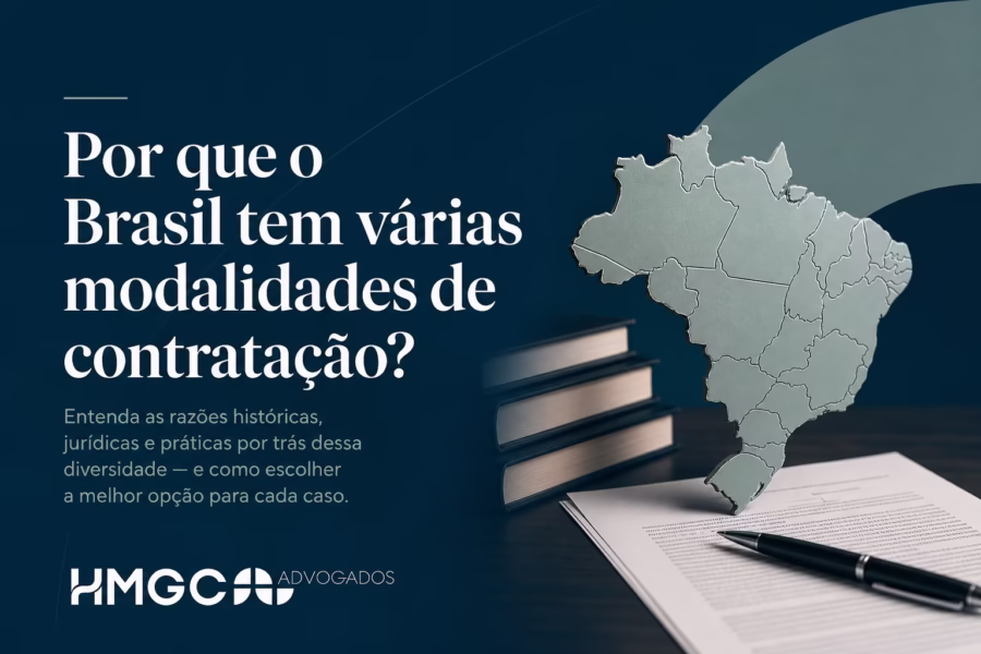 Mapa do Brasil com caneta e caderno aberto sobre fundo azul escuro com texto sobre modalidades de contratação.