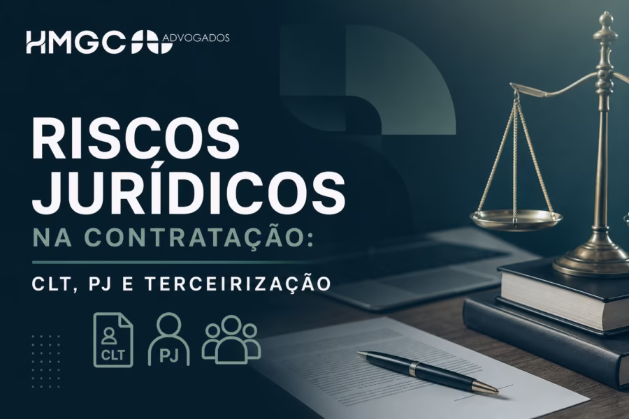 Ilustração de documentos de contratação (CLT, PJ e terceirização) com sinal de risco, representando análise de exposição jurídica em modalidades de contratação.