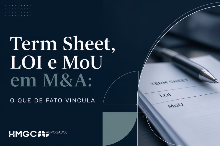 Documentos preliminares em M&A: term sheet, LOI e MoU sobre mesa com caneta, representando a fase de negociação anterior ao contrato definitivo
