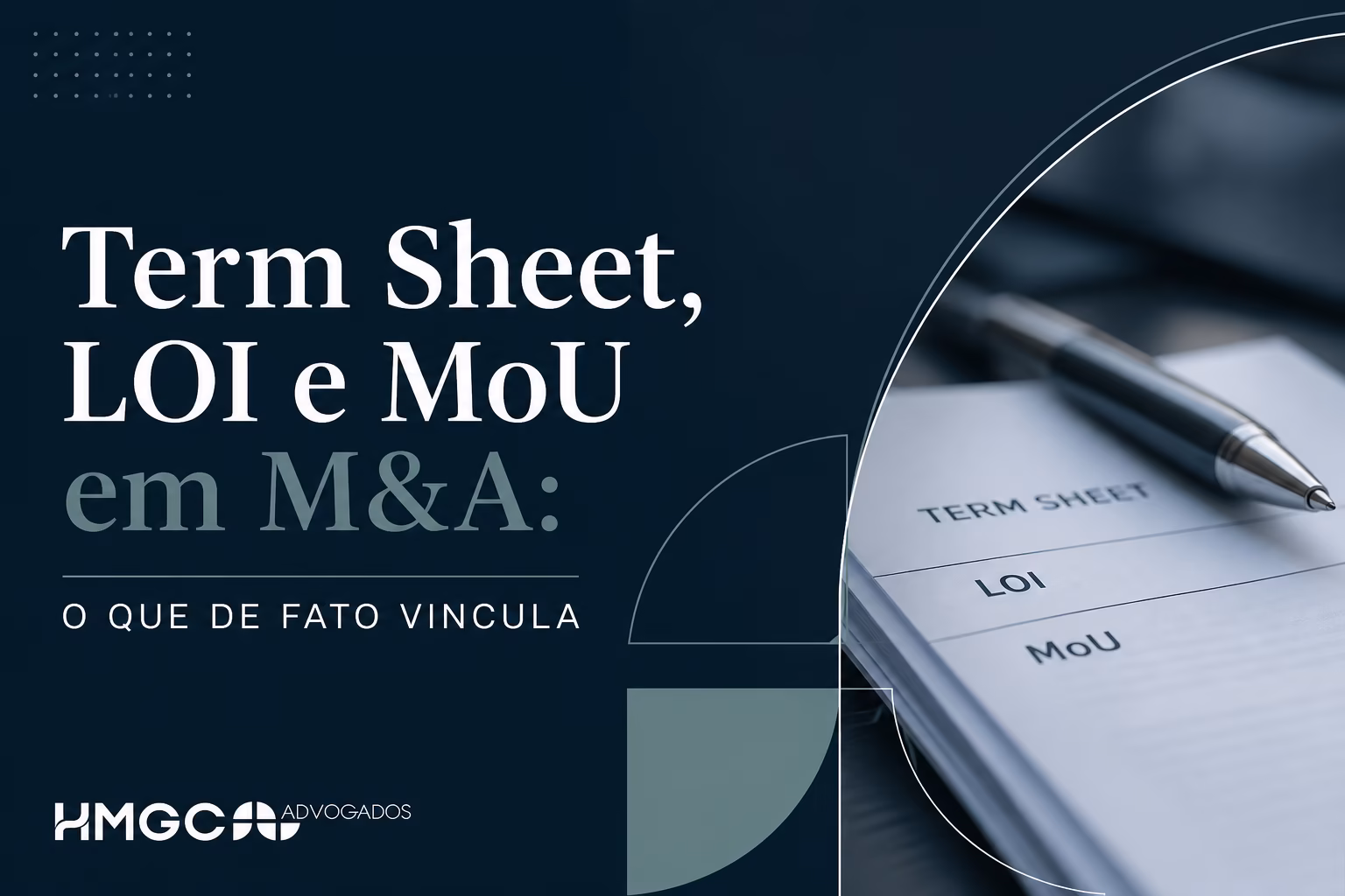 Documentos preliminares em M&A: term sheet, LOI e MoU sobre mesa com caneta, representando a fase de negociação anterior ao contrato definitivo