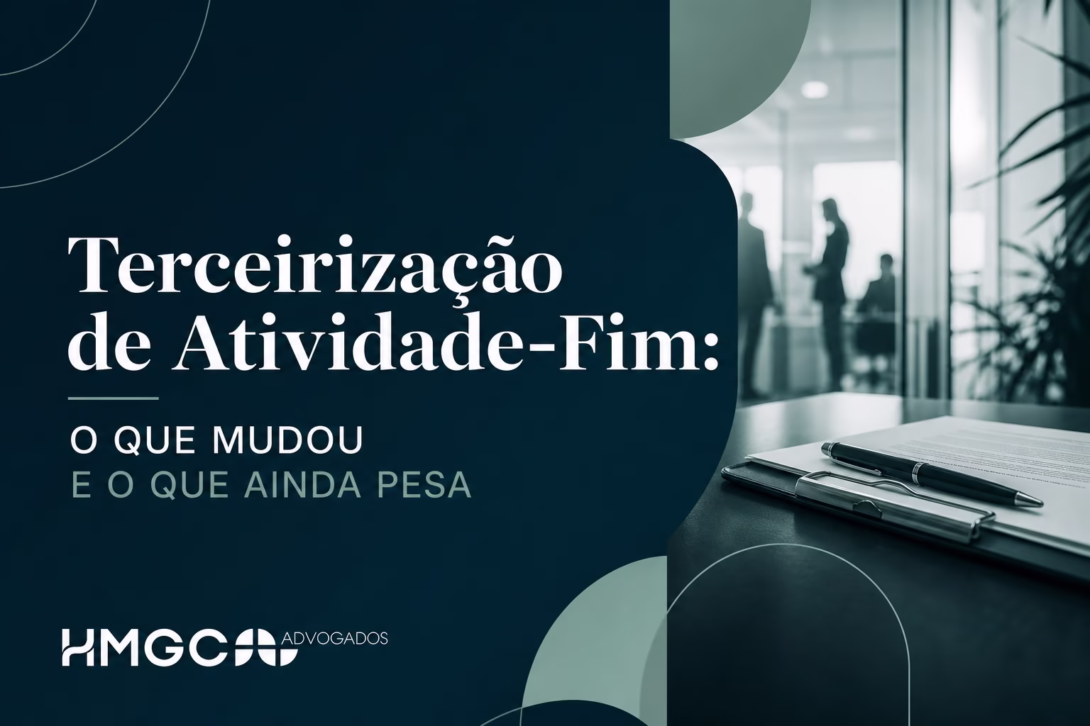 Imagem de cabeçalho do blog sobre terceirização de atividade-fim, com design moderno em tons de azul escuro, verde e branco