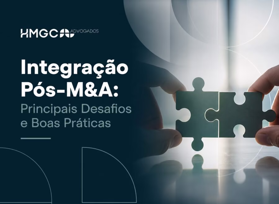 Imagem editorial profissional mostrando integração pós-M&A com paleta de cores azul-petróleo, verde-acinzentado e branco.